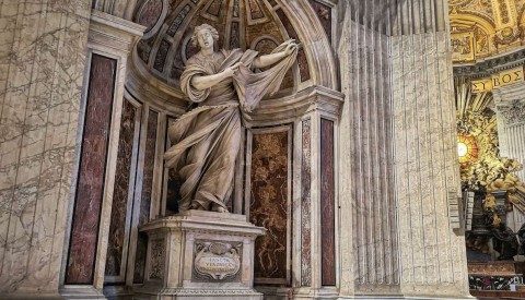 Discover the extraordinary artworks of Bernini on our virtual tour of St. Peter's