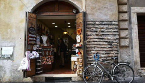 Get a virtual taste of the Jewish Ghetto's unique character
