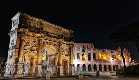 Admire the arch of Constantine at night