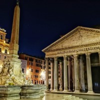 Admire the incredible pantheon, ancient Rome's temple to all the gods, on our Rome at Twilight tour