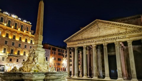 Admire the incredible pantheon, ancient Rome's temple to all the gods, on our Rome at Twilight tour