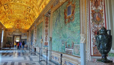 Stroll through the beautiful hall of maps and recreate the Italy of the Renaissance