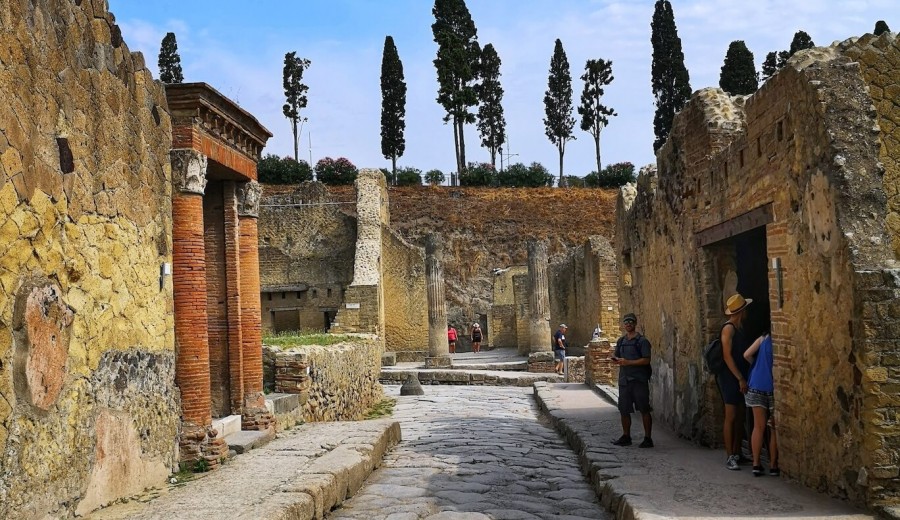 Explore the incredibly preserved remains of ancient Herculaneum
