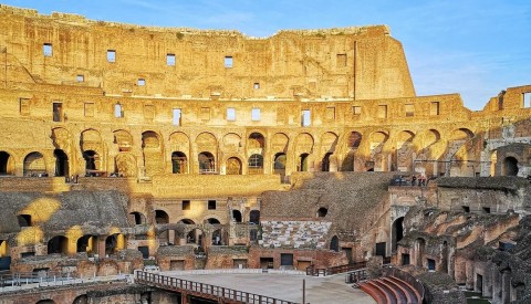 Let yourself be transported to the heart of the ancient amphitheatre with archaeologist Luca
