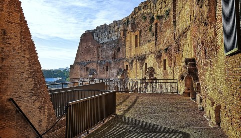 Take a virtual stroll up the tiers of the Colosseum, and admire the extraordinary architecture of the amphitheatre