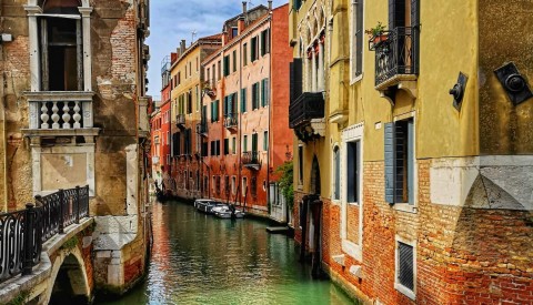 Take a virtual journey with local guide Giovanna through the canals of Venice