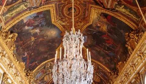 Jaw-dropping frescoes on the ceiling of the Hall of Mirrors.