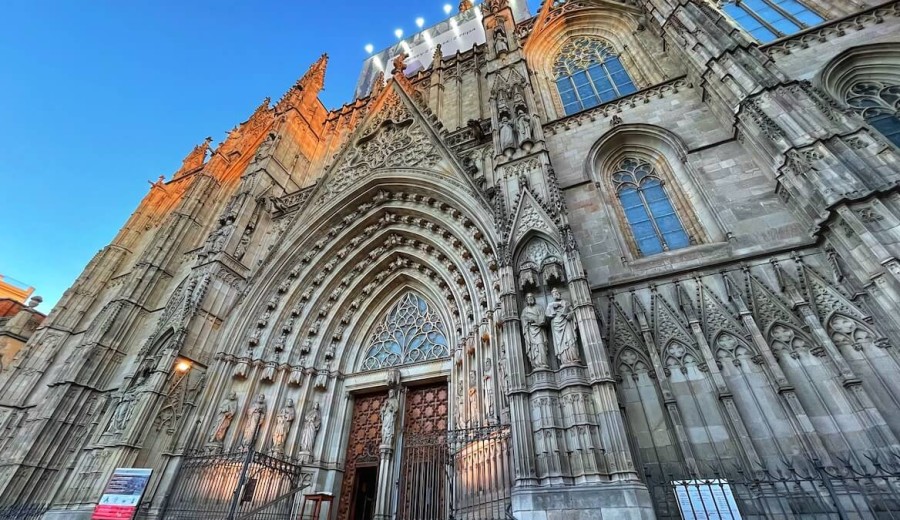 Barcelona Gothic Quarter Tour with Tapas and Cava Wine