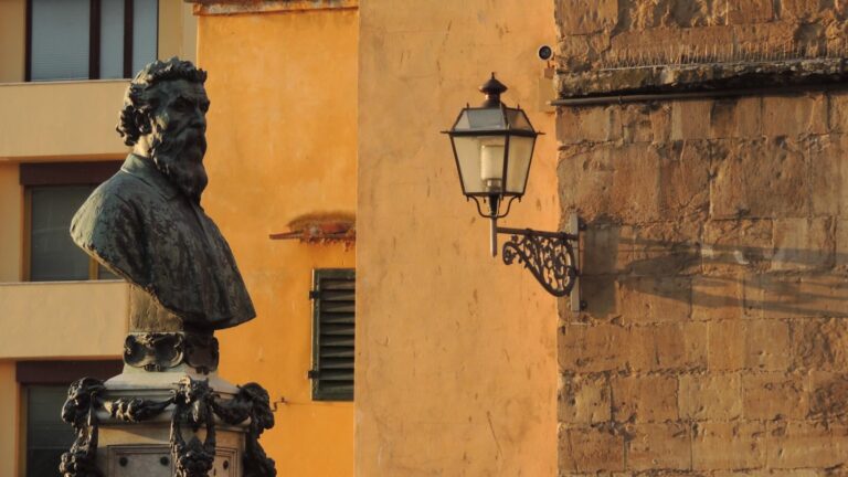 sculpture of benvenuto cellini on ponte vecchio