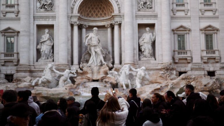 trevi fountain rome crowd