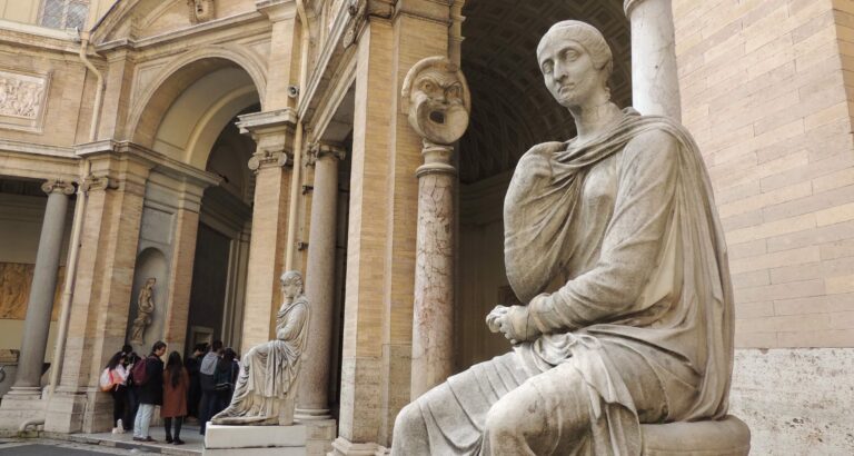 the octagonal courtyard in the vaticano museums