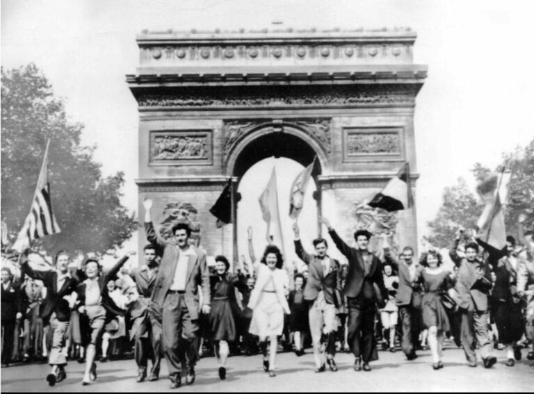 celebrations at the arc de triomphe at the end of WWII