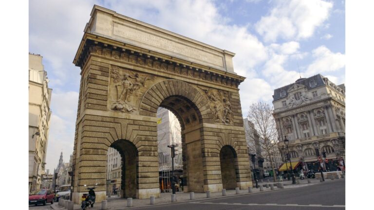 the arc du carousel in paris