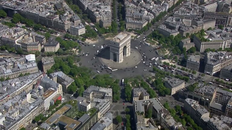 the arc de triomphe is located in the heart of paris