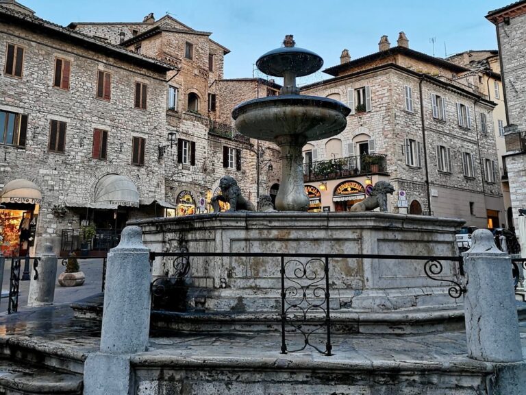 piazza del comune in assisi
