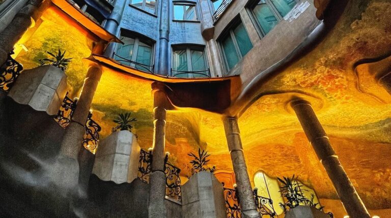 the flower courtyard in la pedrera
