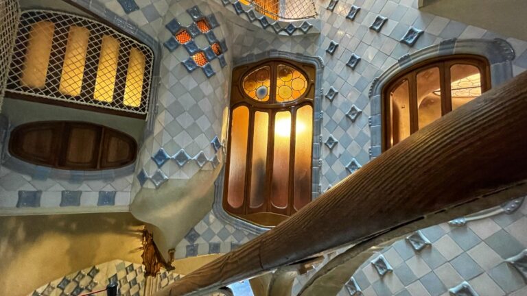 the staircase of casa battlo
