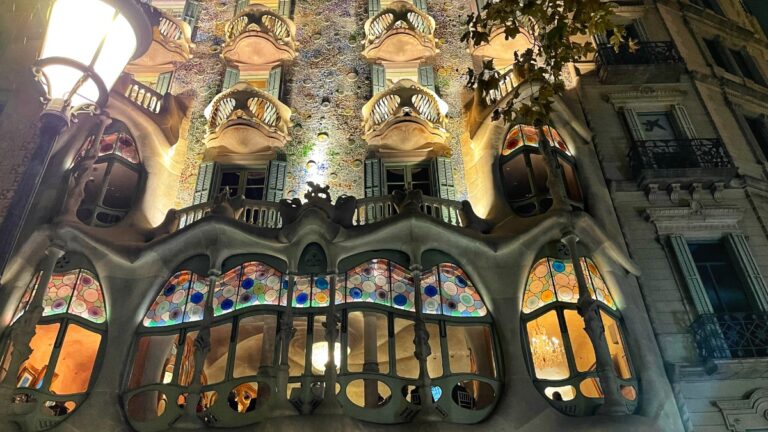 casa battlo barcelona facade
