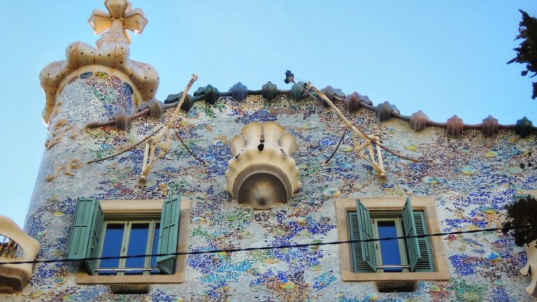 symoblism on the casa battlo facade