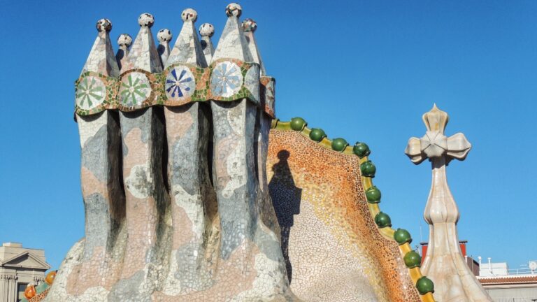 casa battlo roof