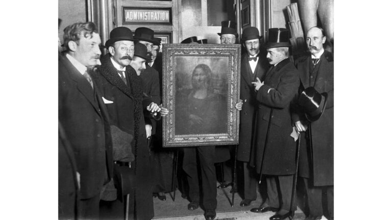 Black and white photo showing the recovery of the mona lisa after its theft and recovery in 1911