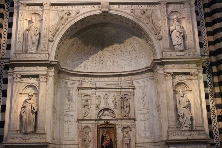 the piccolomini altar in siena cathedral features michelangelo sculptures