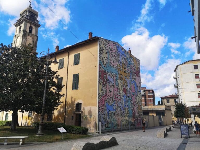 keith haring's tuttomondo mural in pisa