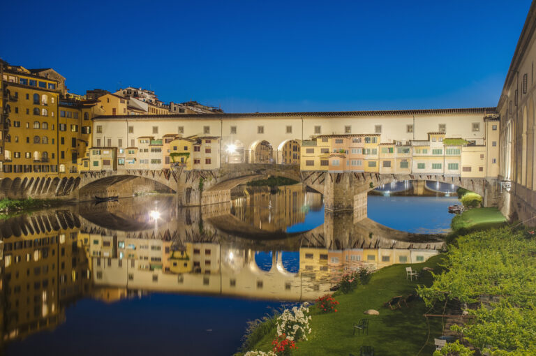 ponte vecchio at night