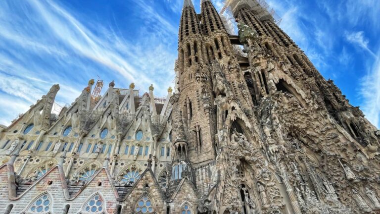 sagrada familia barcelona gaudi facade