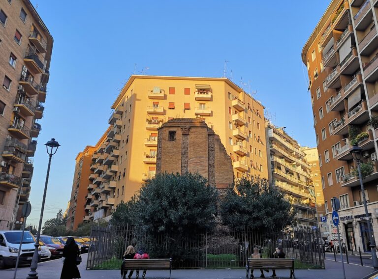 the devil's chair hidden in modern rome