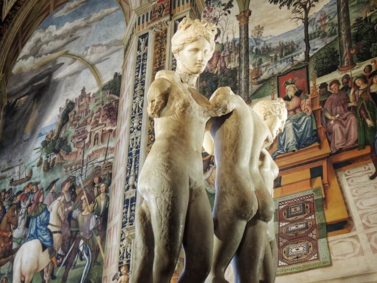 the piccolomini library was commissioned by a pope and decorated by pinturrichio