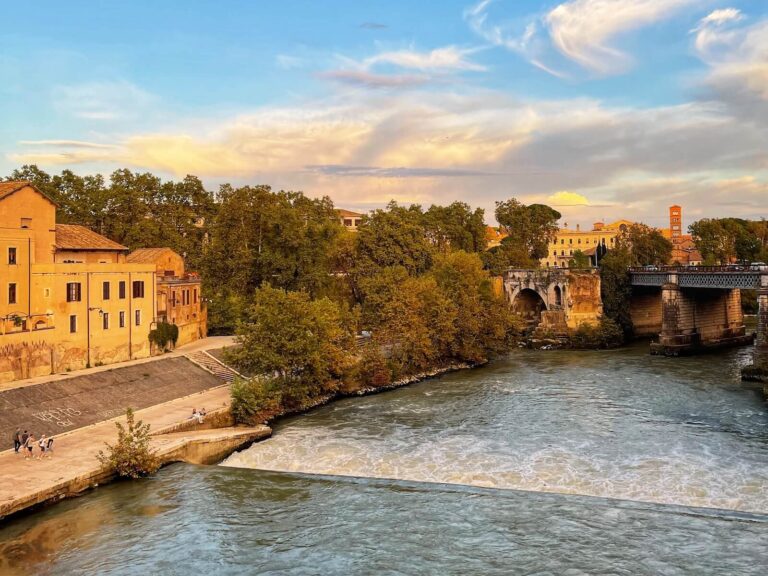 the tiber river in rome
