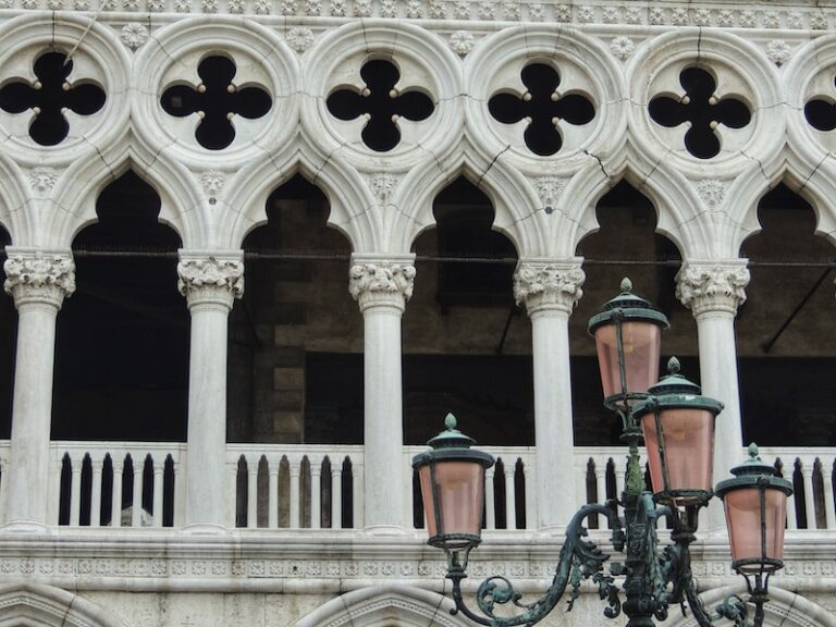 doges palace in venice arches