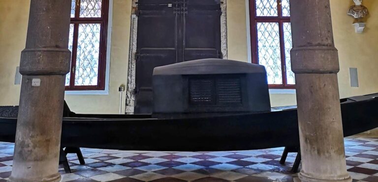 Haven’t I seen gondolas with cabins in paintings and movies?