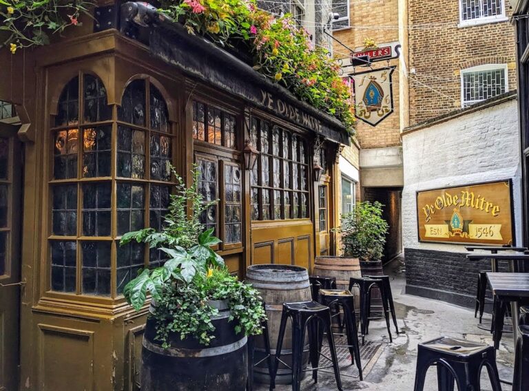ye olde mitre pub in bleeding heart yard in london