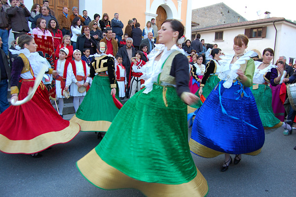 traditional arbereshe dance in calabria