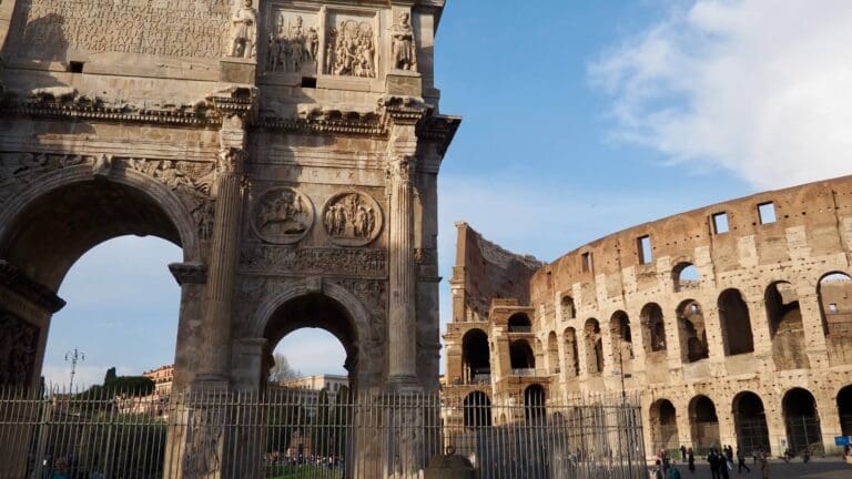 the arch of constantine is located in the shadow of the colosseum