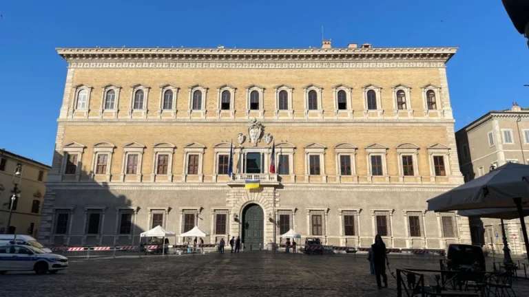 the exterior facade of palazzo farnese in rome