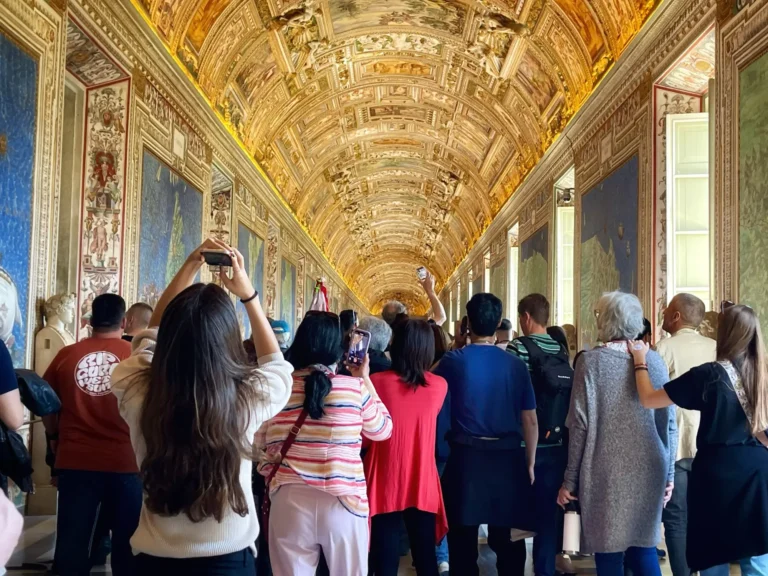 crowds in the vatican hall of maps